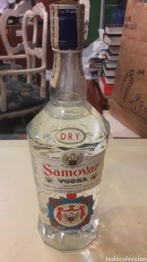 Collection of wines and liquors: Vodka Dry Samovar Abril s.a 8 pts llena 26 2/3 oz